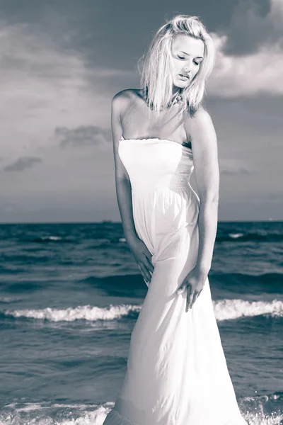 Güneşli kumsalda güzel kadın. — Stok fotoğraf