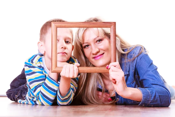 Mor och son spela med Tom ram. — Stockfoto