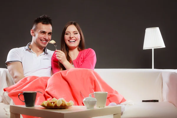 Sonriente esposa alimentación feliz marido con plátano . —  Fotos de Stock