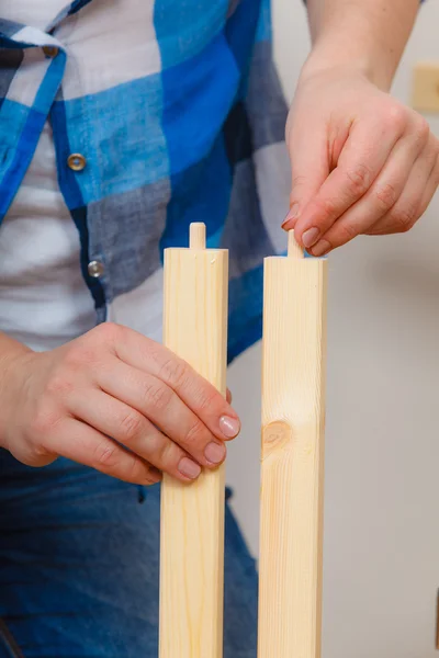 Ανθρώπινη συναρμολόγηση ξύλινων επίπλων. DIY. — Φωτογραφία Αρχείου