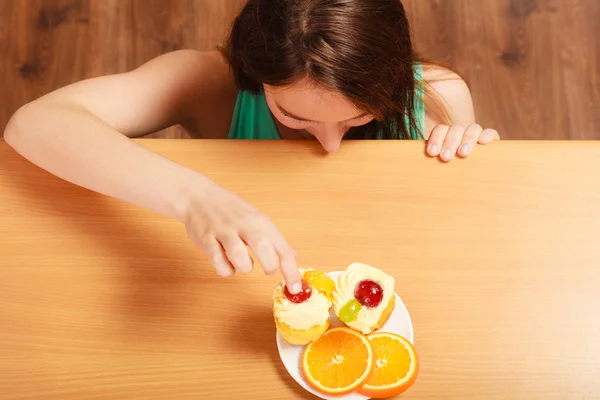 Mujer comiendo delicioso pastel dulce. Gula. . —  Fotos de Stock
