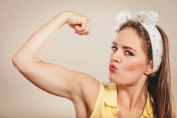 Glücklich hübsch pin up Mädchen zeigt Muskeln. — Stockfoto