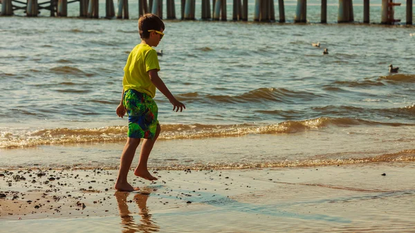 Garçon marche sur la plage . — Photo