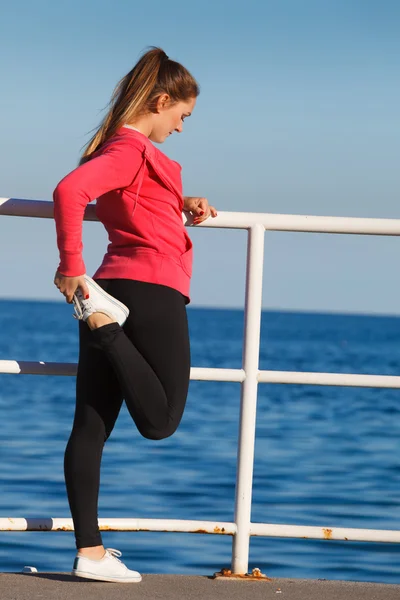 Žena, která dělá sportovní cvičení venku pobřeží — Stock fotografie
