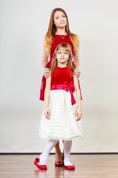 Madre e hija posando juntas — Foto de Stock