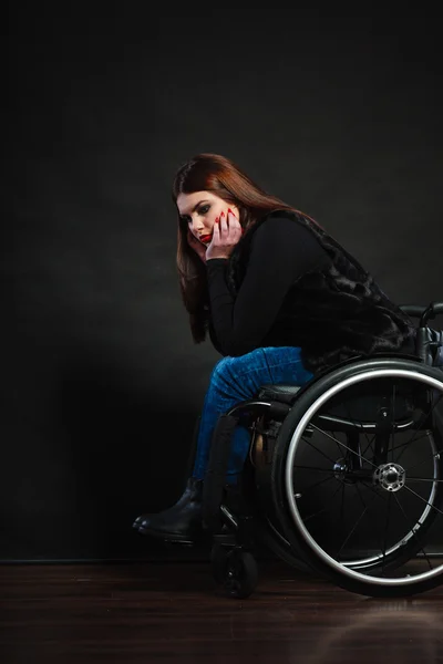 Ragazza triste sulla sedia a rotelle . — Foto Stock