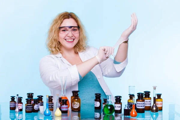 Femme étudiant en chimie avec fiole de test de verrerie. — Photo