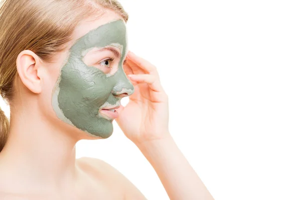 Vrouw in de klei modder masker op gezicht geïsoleerd op wit. — Stockfoto