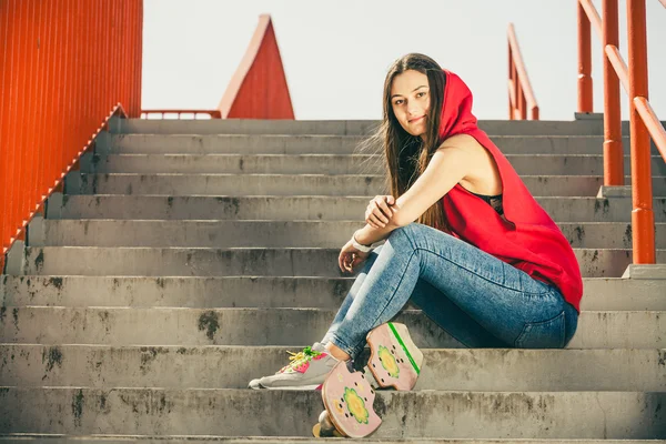 Chica de skate en las escaleras con monopatín . — Foto de Stock