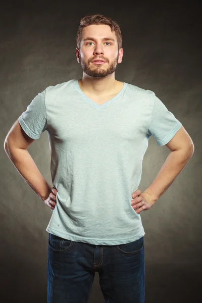 Man guy in blank shirt with empty copy space. — Stock Photo, Image