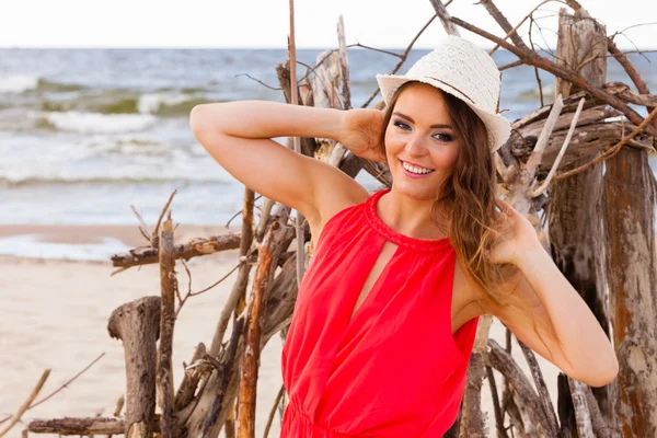 Encantadora jovencita en la playa . — Foto de Stock