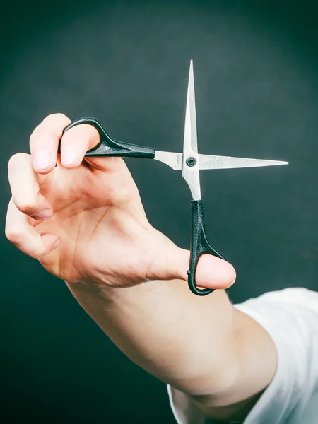 Tijeras en mano de barbero — Foto de Stock