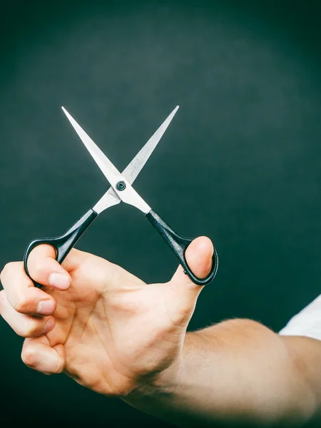 Tijeras en mano de barbero — Foto de Stock