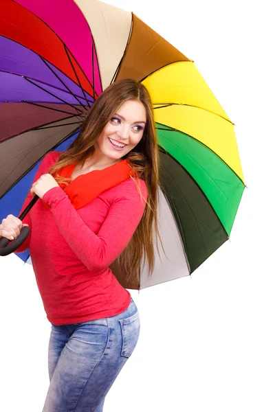 Mujer de pie bajo paraguas multicolor — Foto de Stock