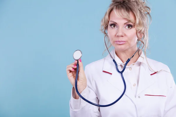 Doctora con estetoscopio. — Foto de Stock