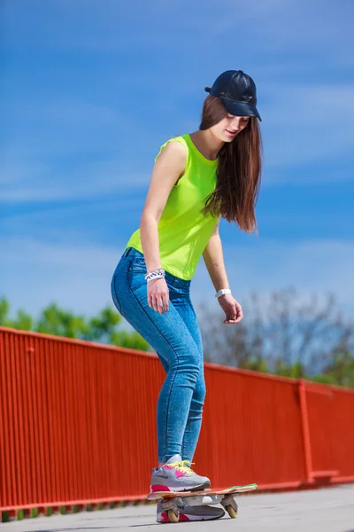 Chica adolescente skater montar monopatín en la calle. —  Fotos de Stock