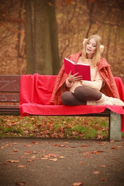 Kırmızı kitap ile sarışın kız. — Stok fotoğraf