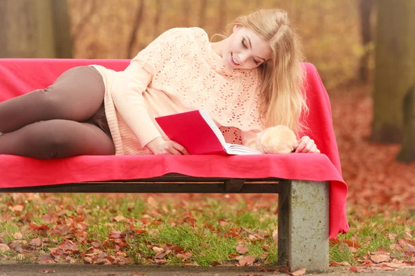 Mujer relajante en otoño otoño parque libro de lectura . — Foto de Stock