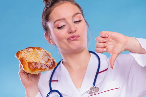 Dietitian with sweet roll bun. Unhealthy junk food — Stock Photo, Image