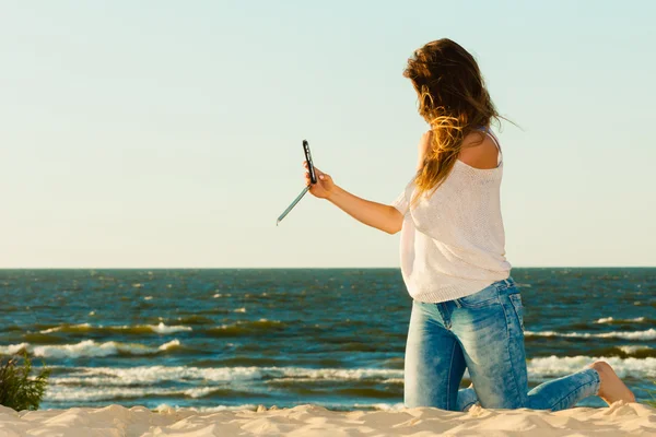 Mulher feliz com telefone tirando foto selfie . — Fotografia de Stock