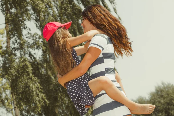 Mami e hija pasando un tiempo encantador juntos . —  Fotos de Stock