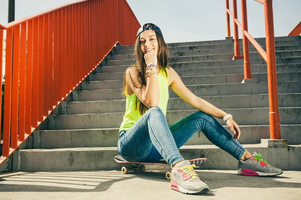 Fille dans les escaliers avec planche à roulettes . — Photo