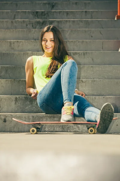 Meisje op trap met skateboard. — Stockfoto