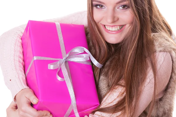 Krásná žena s růžový box dárek. Vánoční prázdniny — Stock fotografie