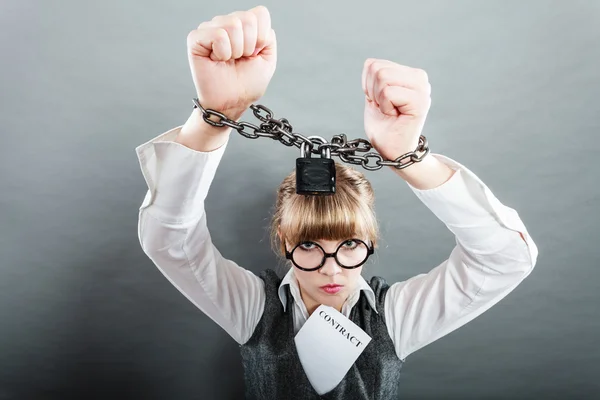 Mujer de negocios con las manos encadenadas — Foto de Stock