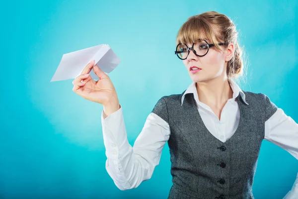 Vlieg angst. Vrouw met vliegtuig in de hand. — Stockfoto