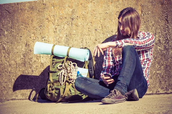 Man toeristische backpacker zitten met telefoon buiten — Stockfoto