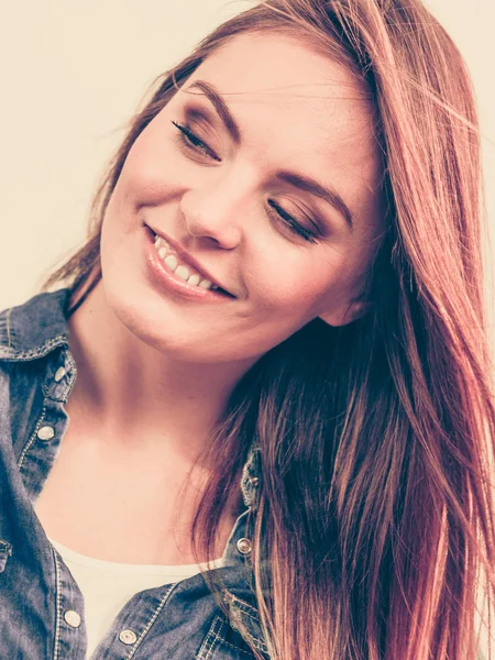 Glada leende kvinna klädd i jeans — Stockfoto