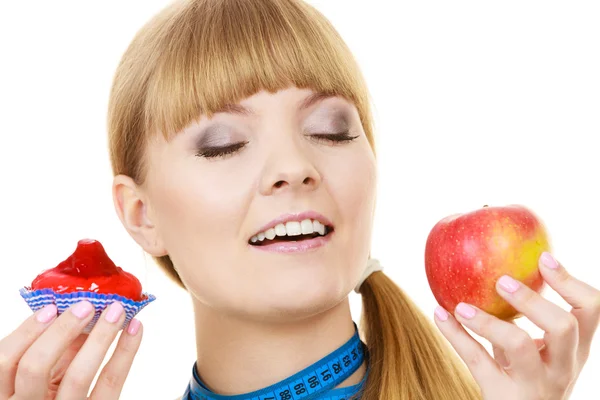 Femme qui choisit un fruit ou un gâteau faire un choix alimentaire — Photo