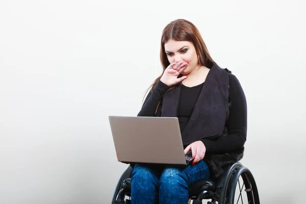 Donna disabile con computer portatile su sedia a rotelle. — Foto Stock