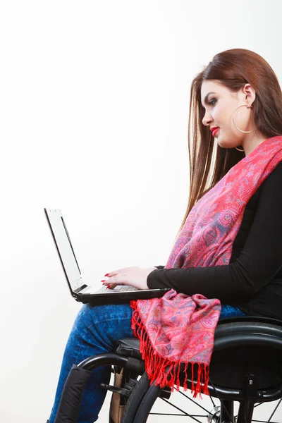 Funktionshindrade kvinna med bärbar dator på rullstol. — Stockfoto