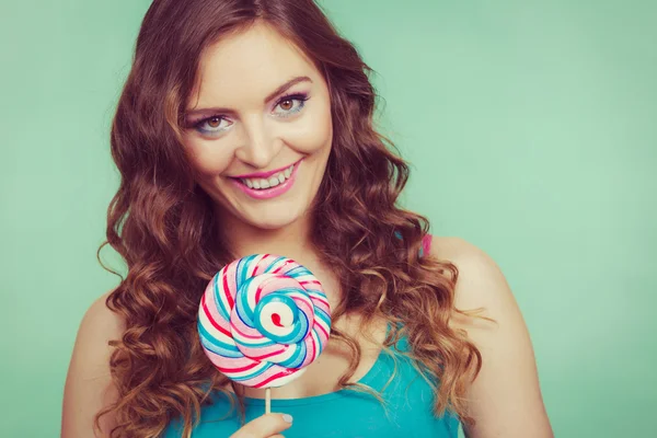 Usměvavá dívka s lízátko candy na šedozelená — Stock fotografie