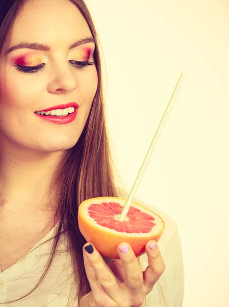 Mulher detém sumo de toranja bebendo de frutas — Fotografia de Stock