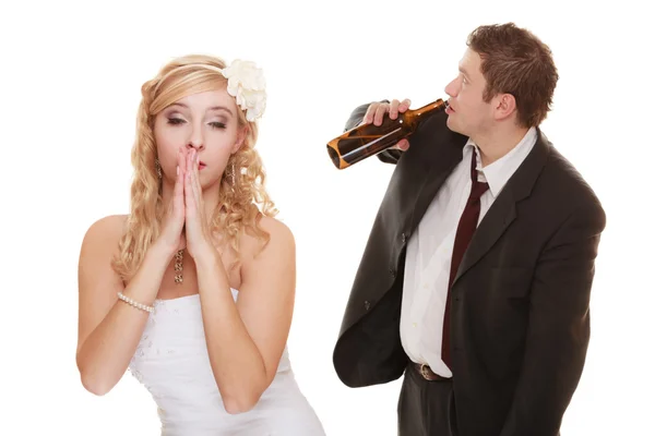 Coppia nuziale, sposa con alcolizzato bere sposo. — Foto Stock