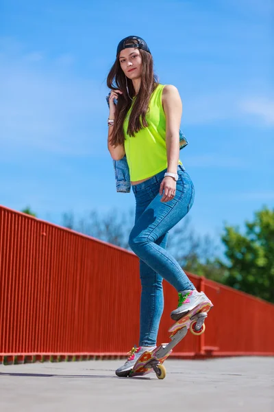 Adolescente chica skater montar monopatín en la calle. —  Fotos de Stock