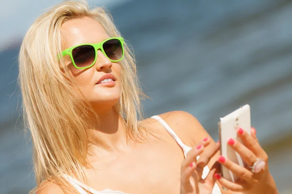 Menina na praia com telefone. — Fotografia de Stock