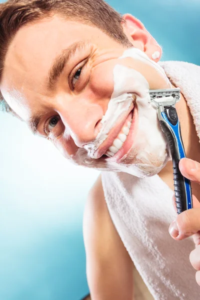 Счастливый человек бритья с помощью бритвы с кремовой пеной . — стоковое фото