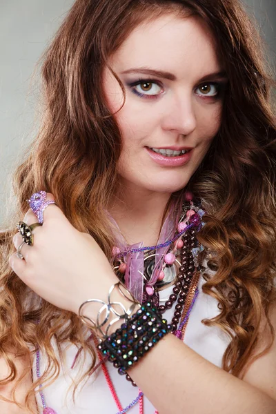 Mujer bonita con collares de joyería pulseras anillo — Foto de Stock