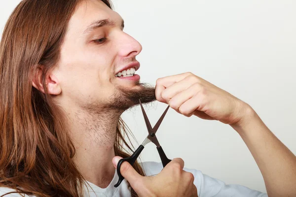 Man cutting his beard — Stock Photo, Image