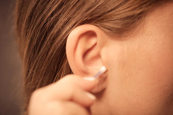 Mujer oreja de limpieza con hisopos de algodón primer plano —  Fotos de Stock