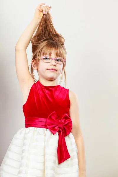 Lustiges kleines Mädchen mit Brille — Stockfoto