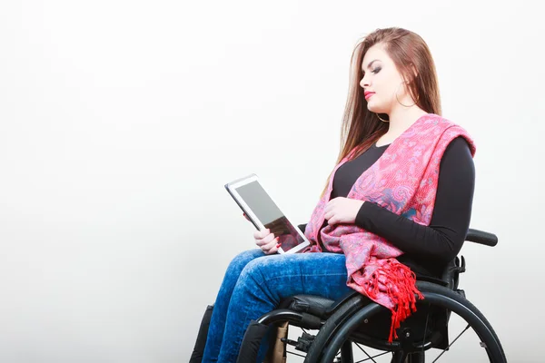 Estudante com deficiência com tablet ebook . — Fotografia de Stock
