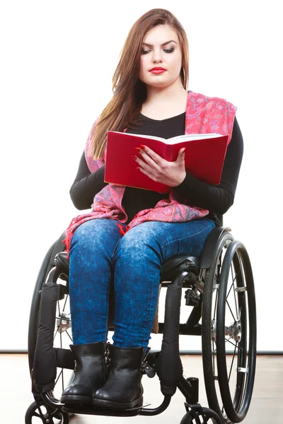 Giovane donna disabile in sedia a rotelle con libro. — Foto Stock