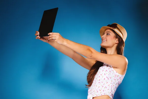 Chica usando tableta tomando fotos de sí misma — Foto de Stock