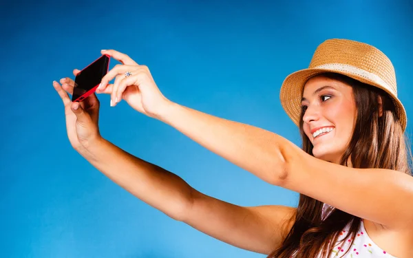 Mujer tomando auto foto con la cámara del teléfono inteligente — Foto de Stock