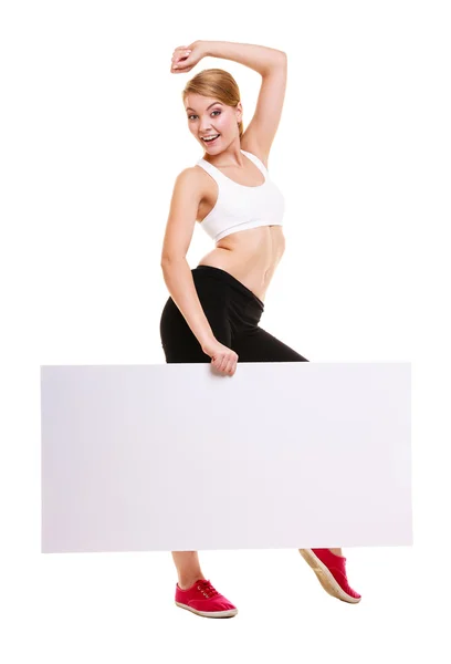 Fitness mulher desportiva segurando branco banner anúncio vazio — Fotografia de Stock